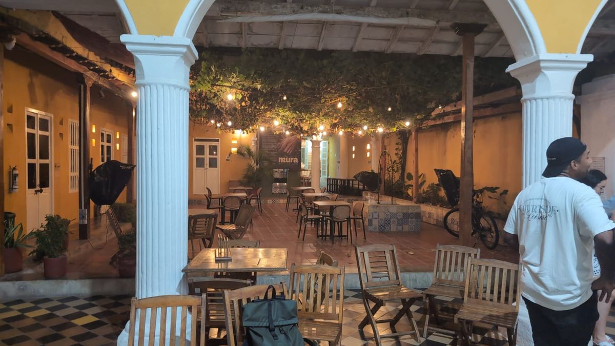 Alianza Colombo Francesa — colonial courtyard at night, Plaza Fernández de Madrid