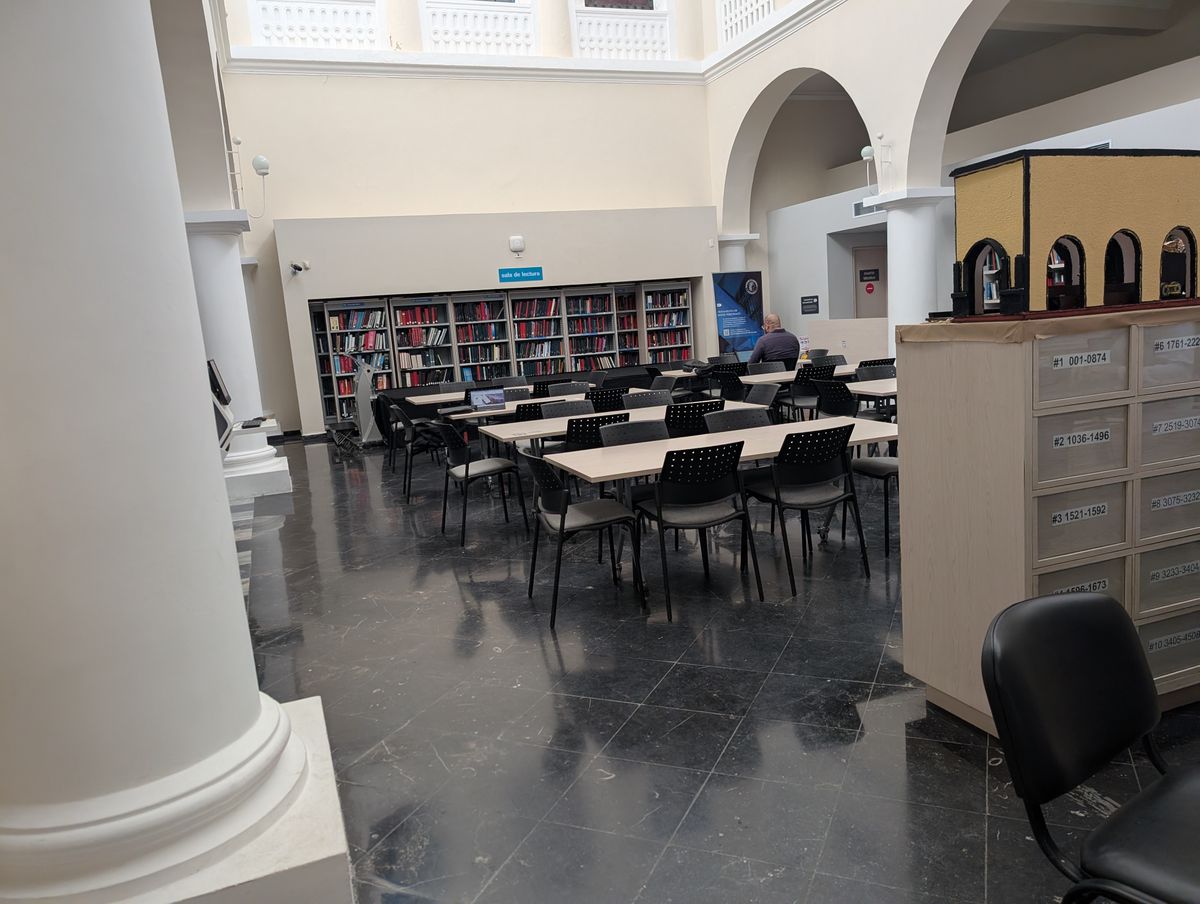 Sala de lectura — Biblioteca Bartolomé Calvo