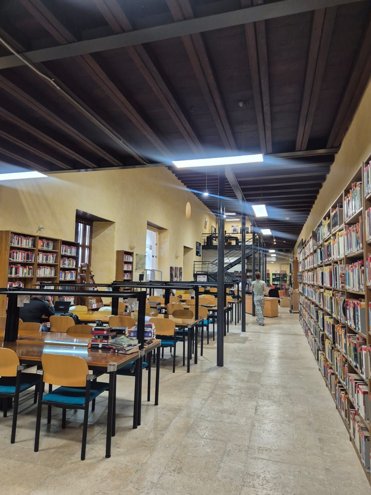 Biblioteca Casa España — main hall with bookshelves