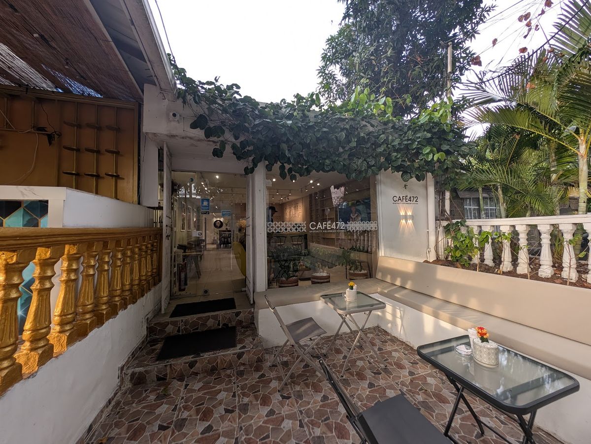 Café 472 — outdoor terrace