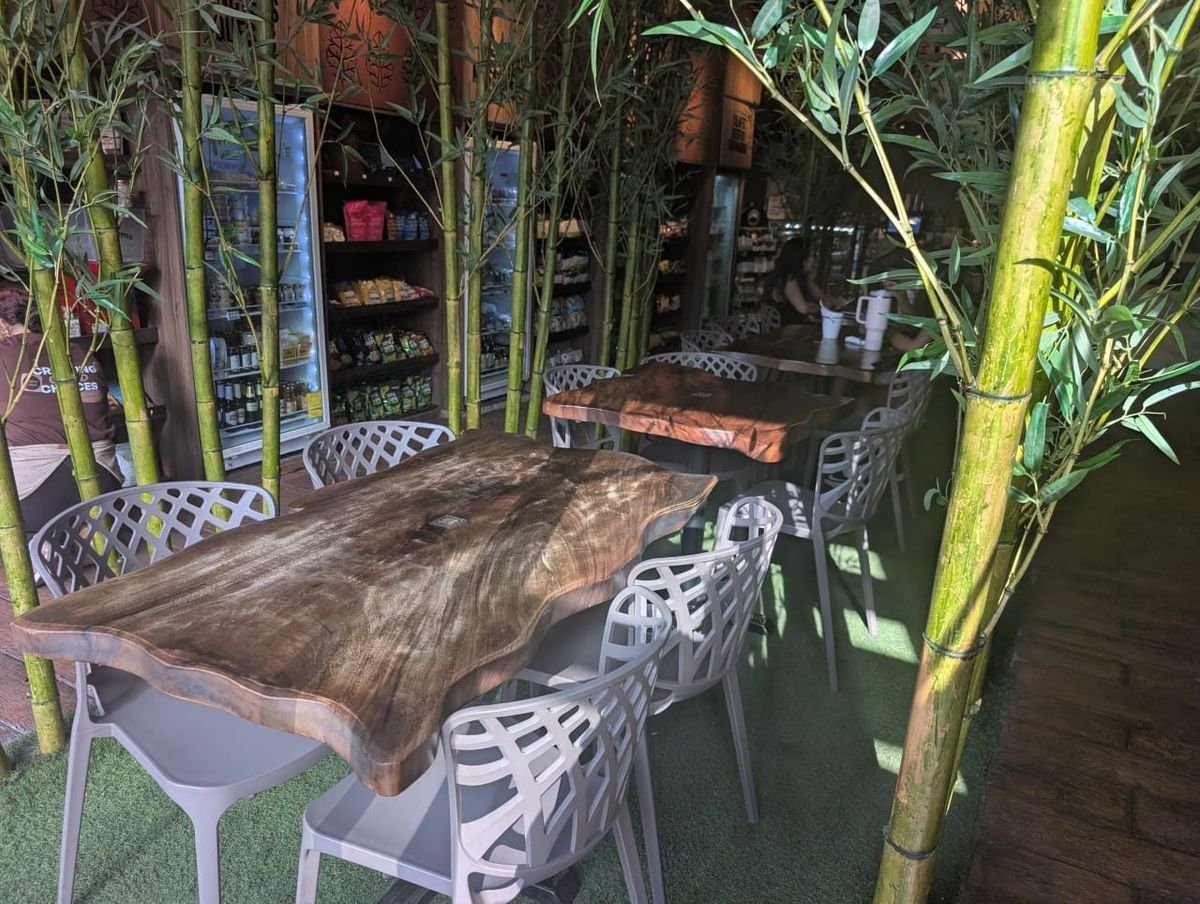 Fit Choices — bamboo-lined seating area, Bocagrande